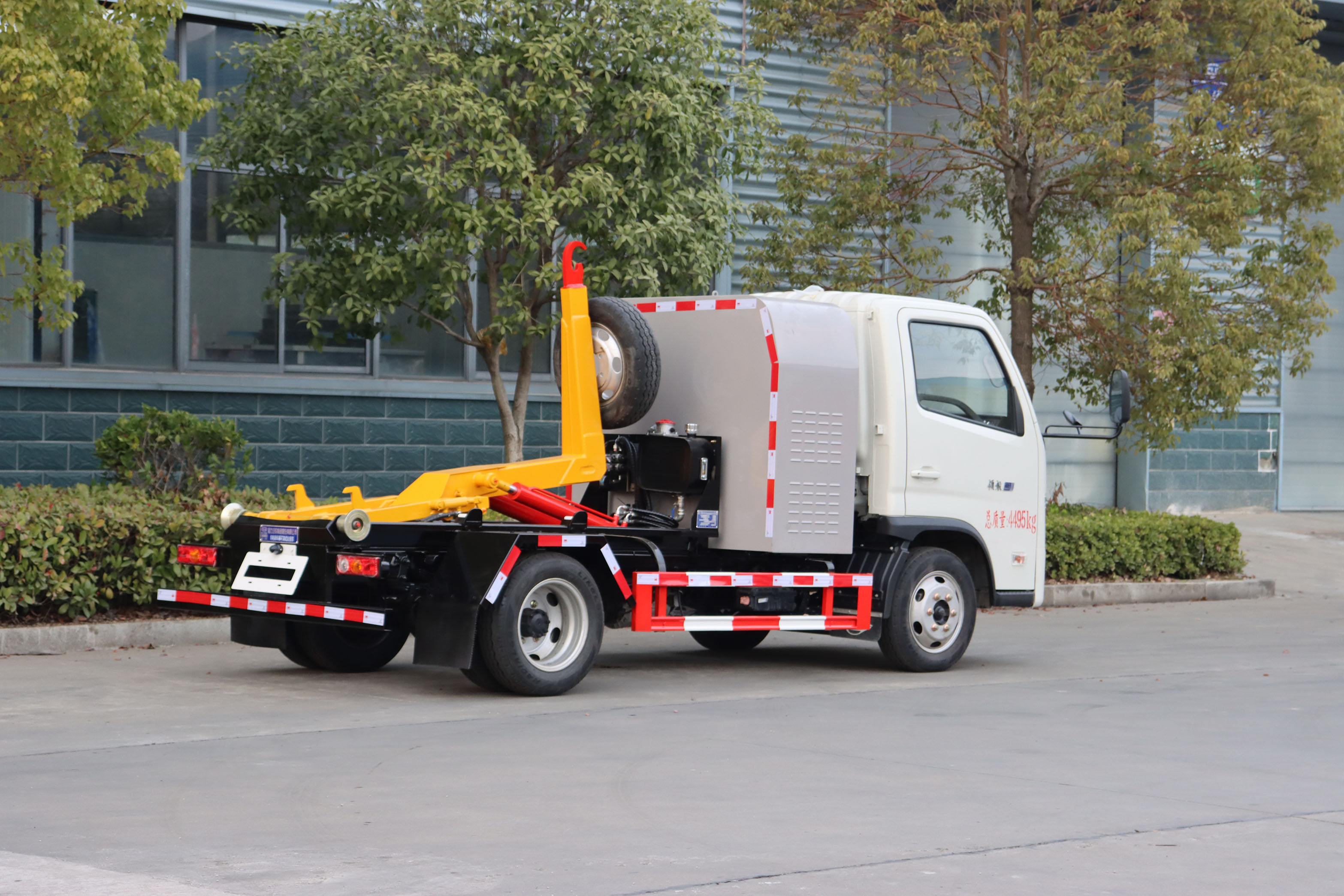 福田領(lǐng)航2.5方純電動車廂可卸式垃圾車圖片4